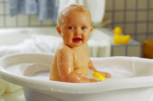 Cómo bañar a un bebé recién nacido: consejos y algoritmo de acciones