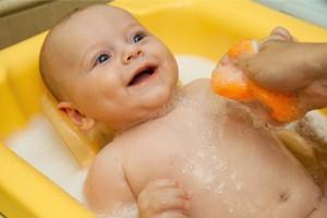 Cómo bañar a un bebé recién nacido: consejos para padres jóvenes