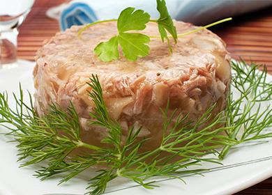 How to cook jelly pork legs: a favorite Russian snack