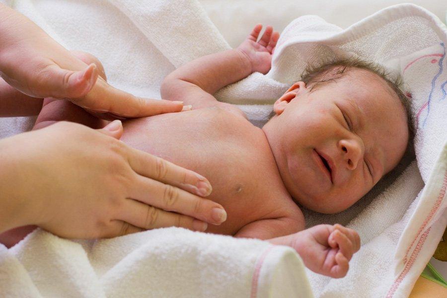 Coliques chez les nourrissons: 10 astuces pour soulager la douleur chez un bébé