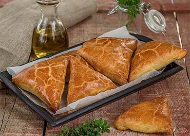 How to cook samsa from puff pastry: recipes with meat, chicken and cheese
