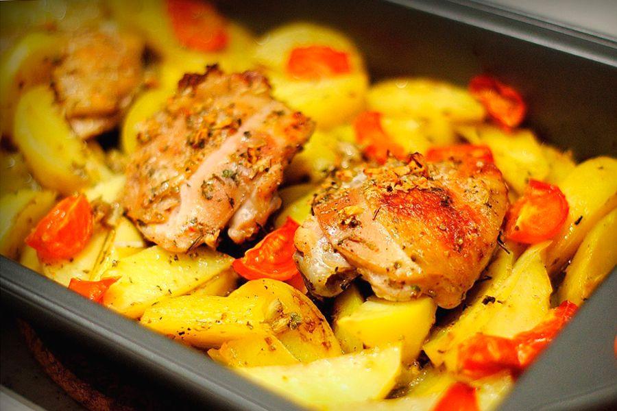 Cocinar muslos de pollo con papas al horno: rápido y sabroso