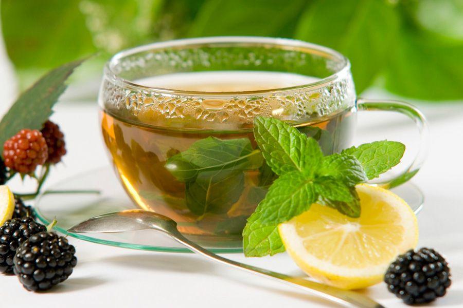 Oolong tea for weight loss with lemon and mint leaves
