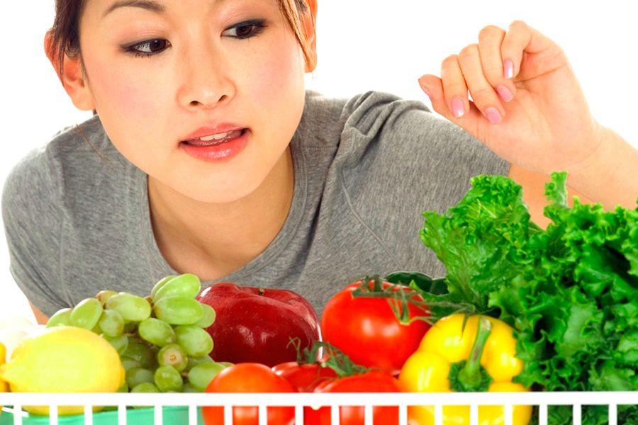 Mujer japonesa elige verduras