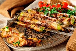 Lula kebab en un plato hermoso