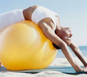 Vježba fitness lopte za leđa