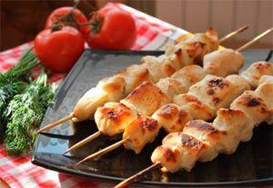 Brochetas de pollo con tomate