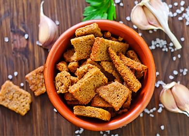 Rye croutons with garlic