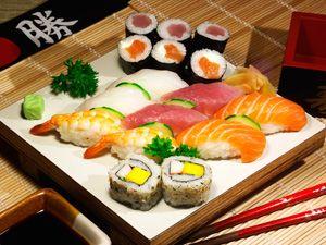 Sushi sur une planche de bois