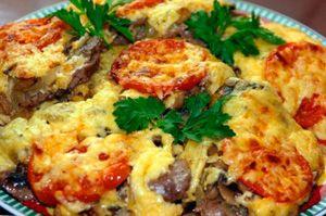 Viande à la française cuite dans une mijoteuse avec des champignons et des tomates