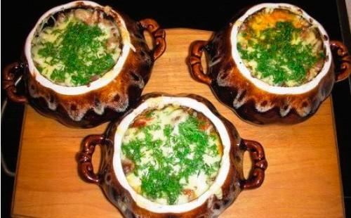Potatoes with chicken, cheese and herbs in pots