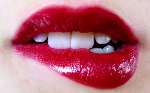 Labios con pintalabios rojo