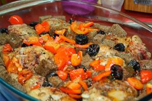 Pollo estofado con ciruelas pasas, zanahorias y champiñones