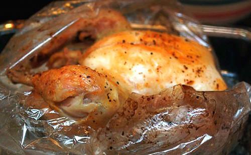 Pollo jugoso y rosado en la manga en el horno