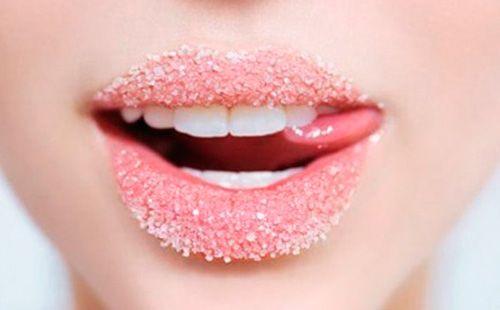 Fille lèche les lèvres en sucre