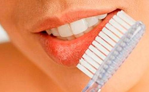 Massage des lèvres avec brosse à dents