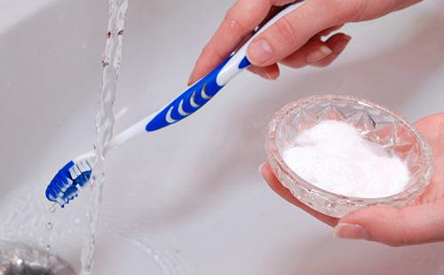 Bicarbonato de sodio y cepillo de dientes regular