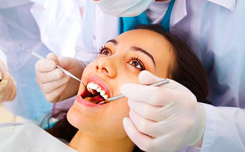 Dentista haciendo un examen dental