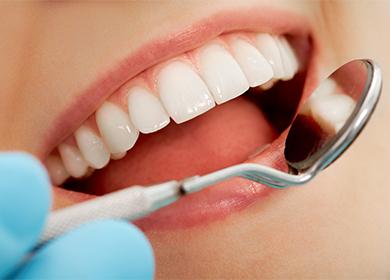 Revisando los dientes en el dentista