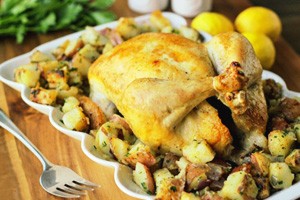 Poulet aux pommes de terre sur une planche de bois