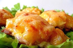 Chicken with pineapple and tomato on lettuce