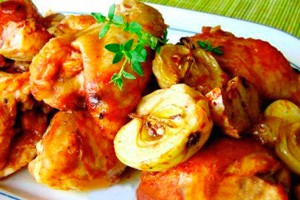 Pollo con manzanas en un plato