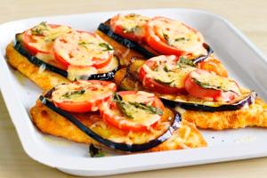 Poulet aux aubergines et tomates sur une assiette