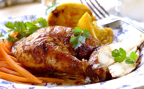 Poulet au four avec oranges: cuisses farcies et rôties, ailes, filet