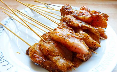 Cómo cocinar barbacoa en el horno  en casa, cómo freír brochetas de pollo, foto