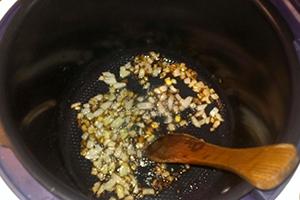 Fríe la cebolla y revuelve con una espátula de madera.