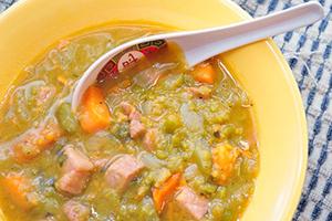 Gachas de verano con verduras en un plato amarillo