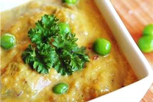Porridge and green peas decorated porridge
