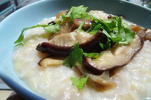 Large slices of mushrooms lie on a rice pad