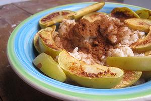 Rice, apples and cinnamon on a plate with a blue border