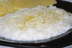 Pudín de arroz tierno con mantequilla