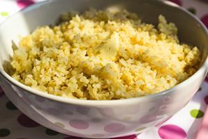 Solo gachas de bulgur en un tazón blanco