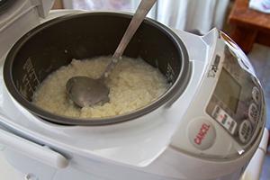 Las gachas de leche en una olla de cocción lenta se hierven rápida y fácilmente.
