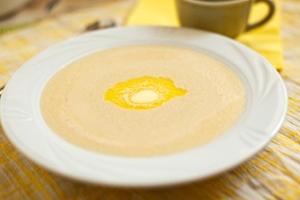 Bouillie aromatisée au beurre et servie dans une assiette blanche