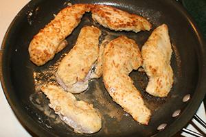 Brown le poulet dans une poêle à frire à une odeur à couper le souffle