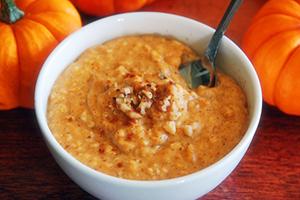 Desayuno de calabaza y naranja en un tazón blanco