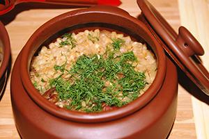 Porridge dans un pot, saupoudré d'aneth, demande dans sa bouche