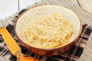 Bouillie pour le petit déjeuner dans une grande assiette