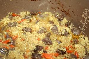 Gachas listas con carne y verduras en un recipiente multicocina