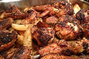 Gros poulet avec tranches de pomme de terre