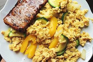 Whipped protein omelet with zucchini and green pepper