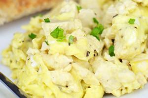 Omelette protéinée fouettée aux oignons verts