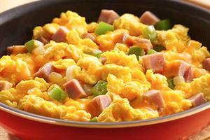 Scrambled eggs with ham and green pepper