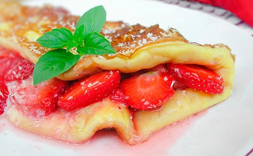 Omelet with strawberries