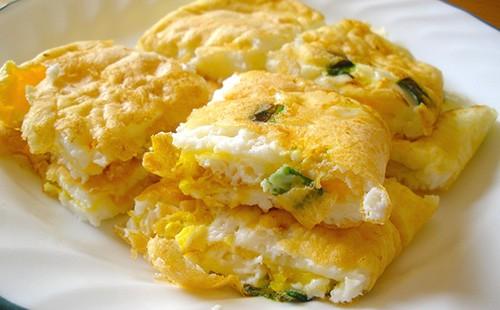 Sameljite omlet na bijelom tanjuru