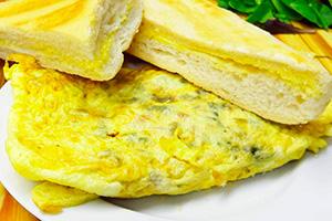 Omelette avec du pain grillé